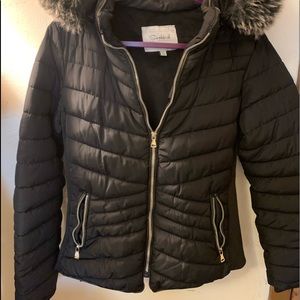 Juniors Large..I’m 5’5” 135 fits perfect.. Beautiful black winter jacket